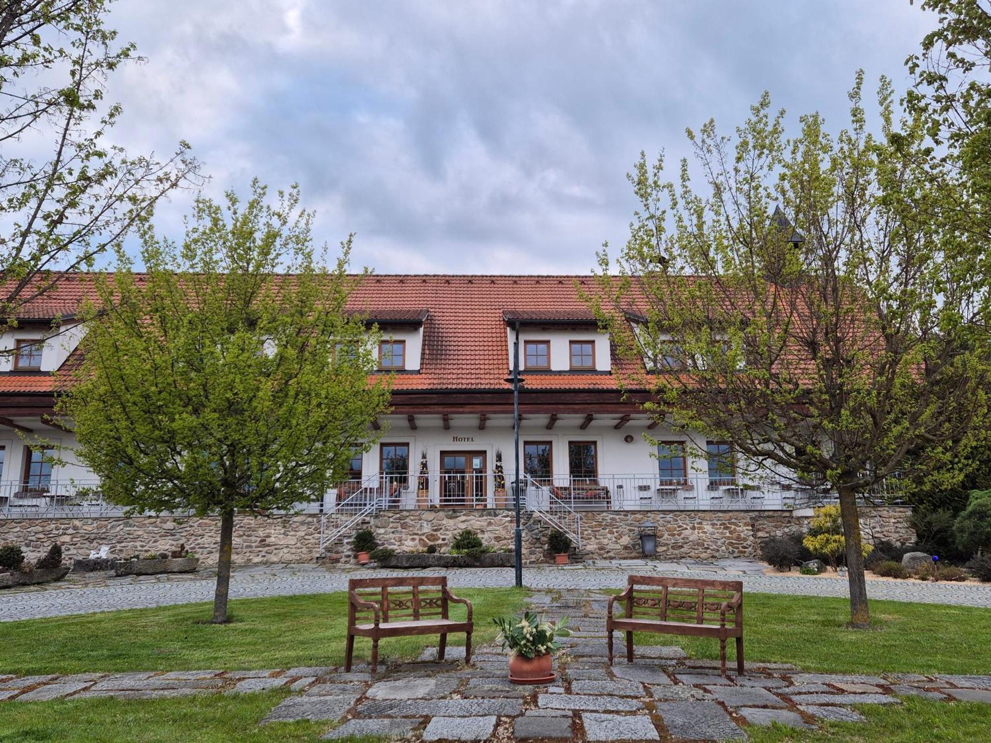 Hotelový a jezdecký areál Dvůr Krutěnice Exterior foto