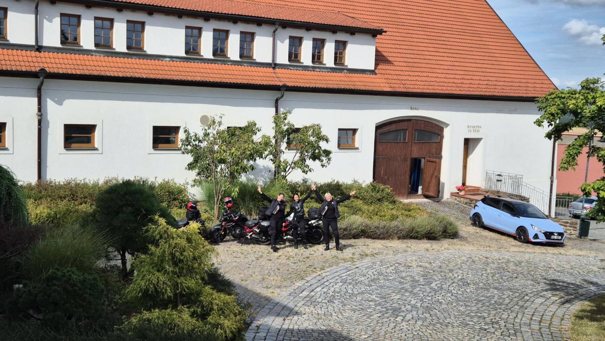 Hotelový a jezdecký areál Dvůr Krutěnice Exterior foto