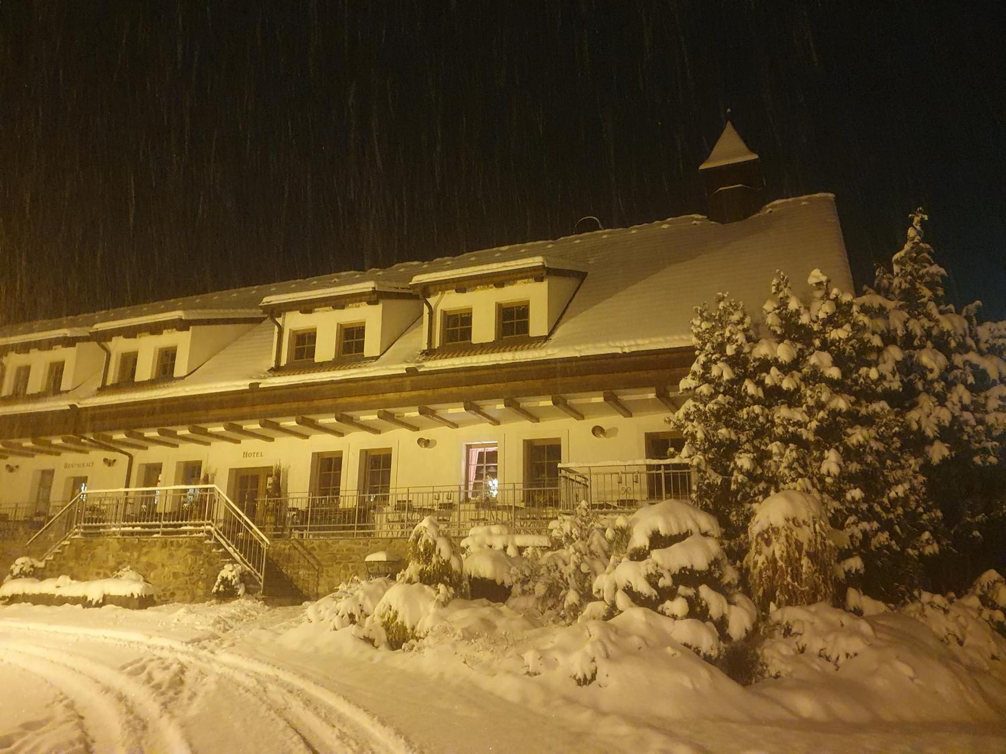 Hotelový a jezdecký areál Dvůr Krutěnice Exterior foto