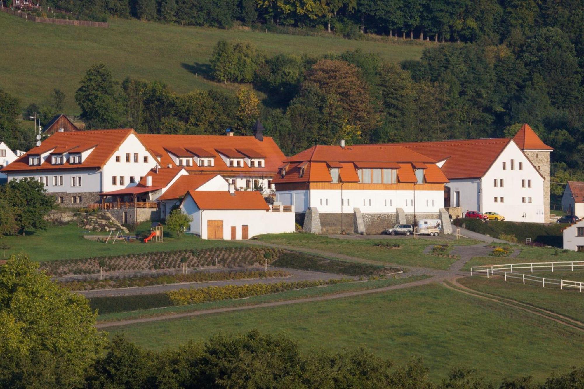 Hotelový a jezdecký areál Dvůr Krutěnice Exterior foto